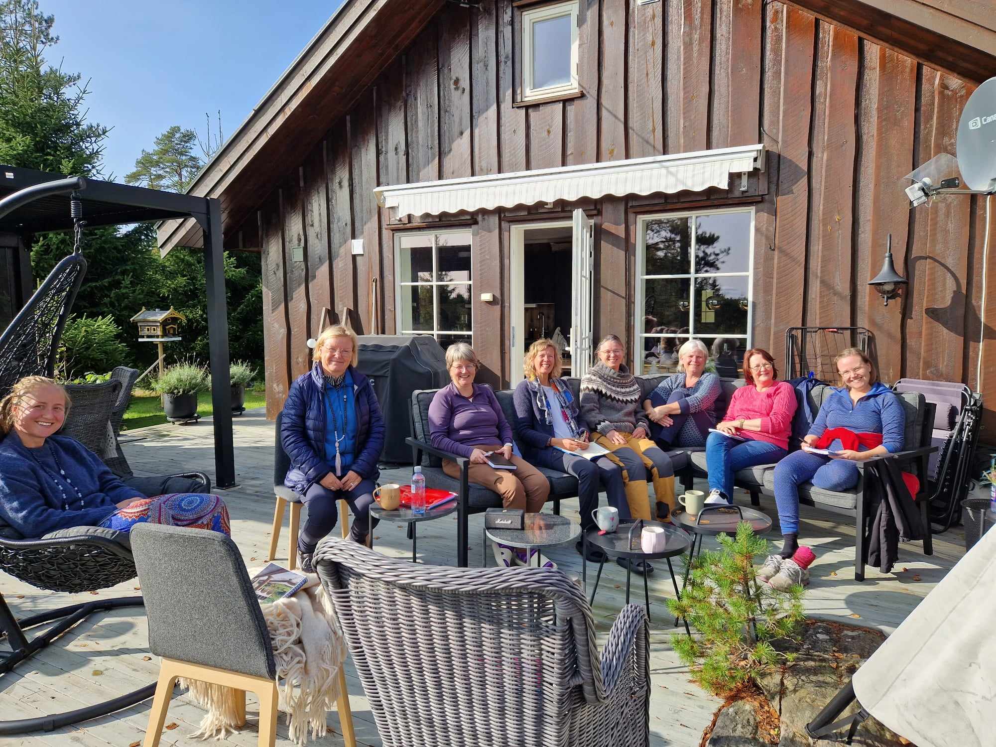 Gruppe meditasjon i hytte